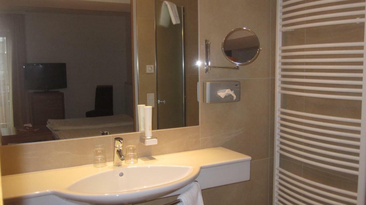 Hotel Badhaus Zell am See Ruang foto